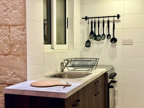 Frigorifero, microonde, forno, piano cottura