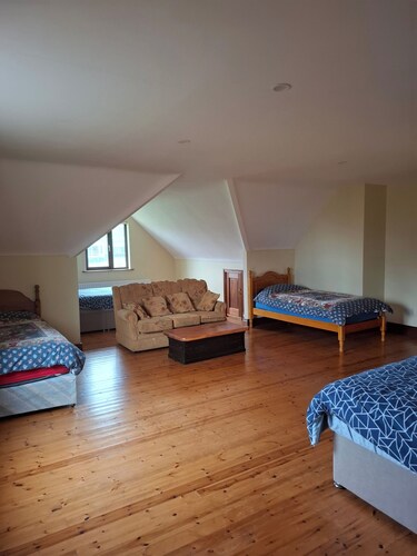 Bree House Sleeps 16 with Free Parking