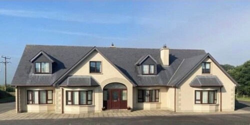 Bree House Sleeps 16 with Free Parking