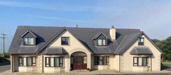 Bree House Sleeps 16 with Free Parking
