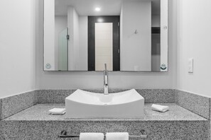 Haartrockner, Handtücher, Seife, Toilettenpapier