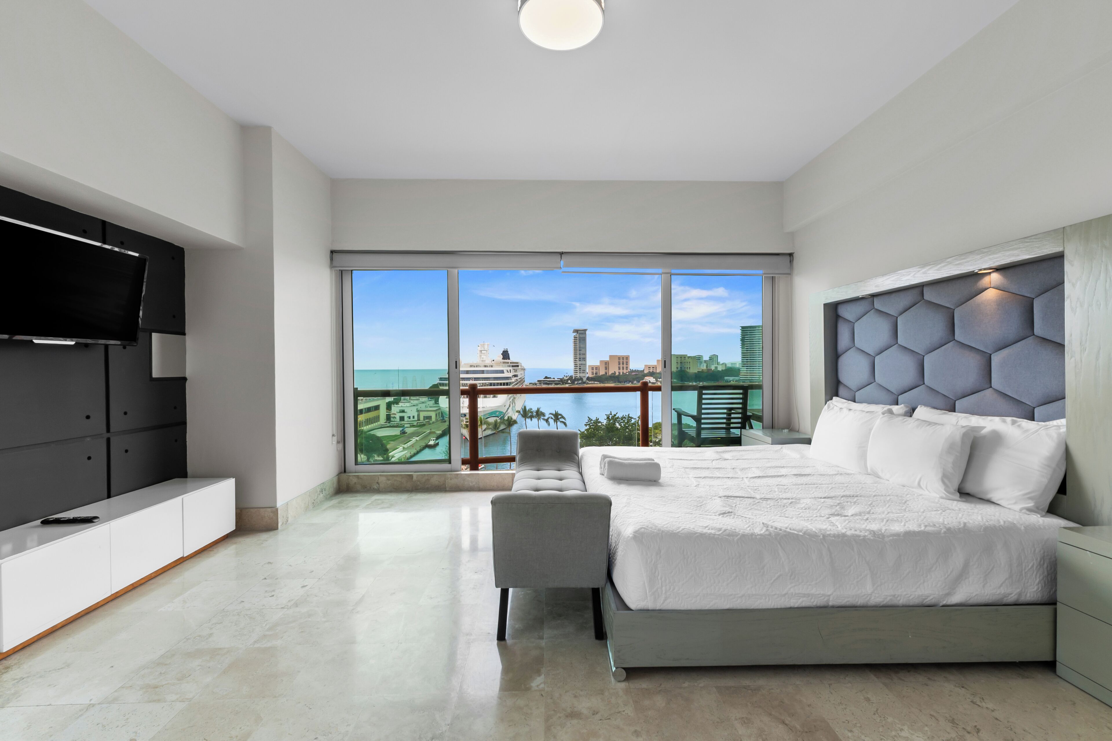 2 habitaciones, tabla de planchar con plancha y cuna de viaje 