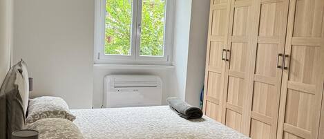 Iron/ironing board, free WiFi, bed sheets