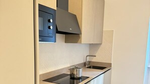A modern kitchen with a built-in oven, a stovetop, and a sink. - King of Rome Metro Hub - Rome Collection Metro A (RE DI ROMA) 15 dalColosseo (Roma)