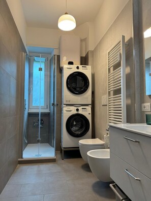 Douche, sèche-cheveux, bidet, serviettes fournies