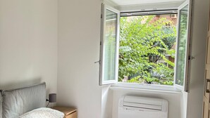 A bedroom with a bed, a window, a radiator, and a nightstand. - King of Rome Metro Hub - Rome Collection Metro A (RE DI ROMA) 15 dalColosseo (Roma)