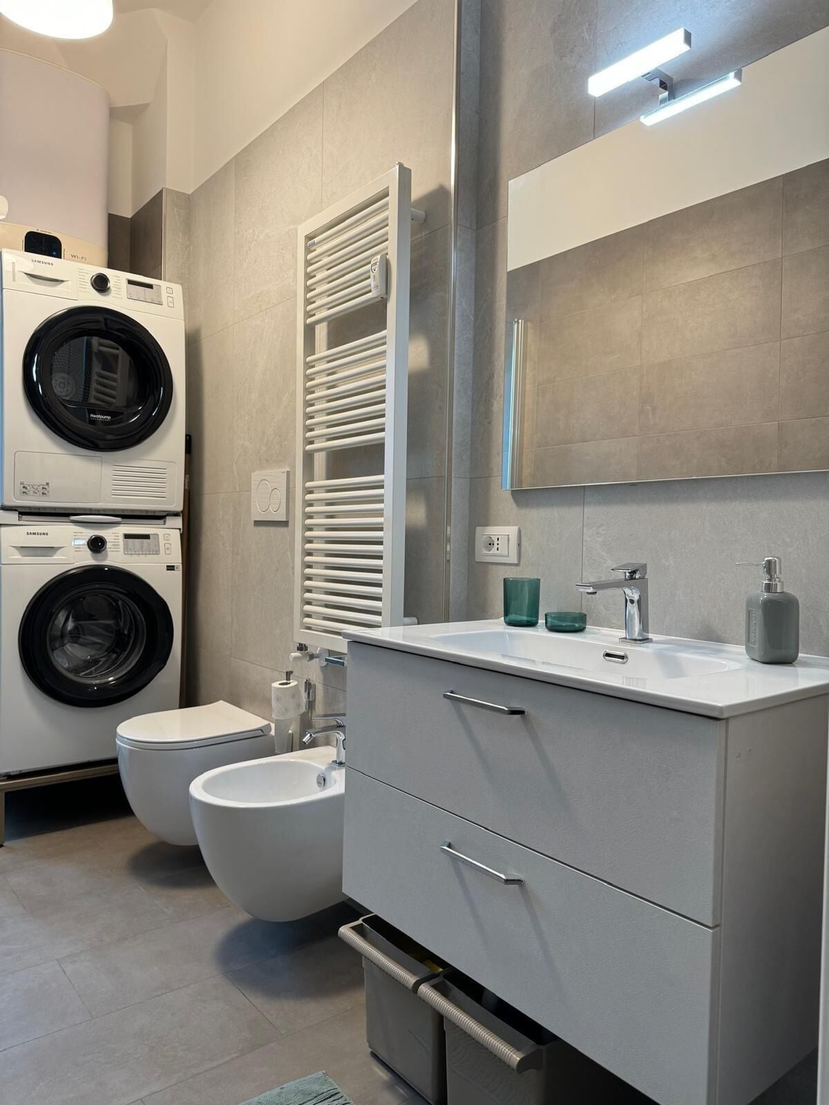 Shower, hair dryer, bidet, towels