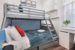 A bunk bed with a desk and a window. - Apartment - Sleeps 7 - Paddington Station 5 mins (London)