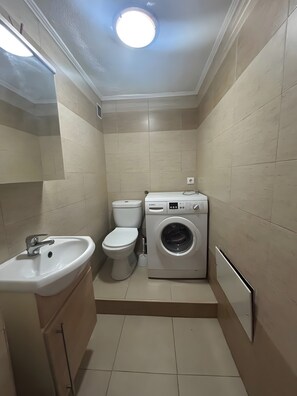 Shower - 'T1 Sol e Mar' Apartment with Shared Pool, Balcony and Wi-Fi (Albufeira)