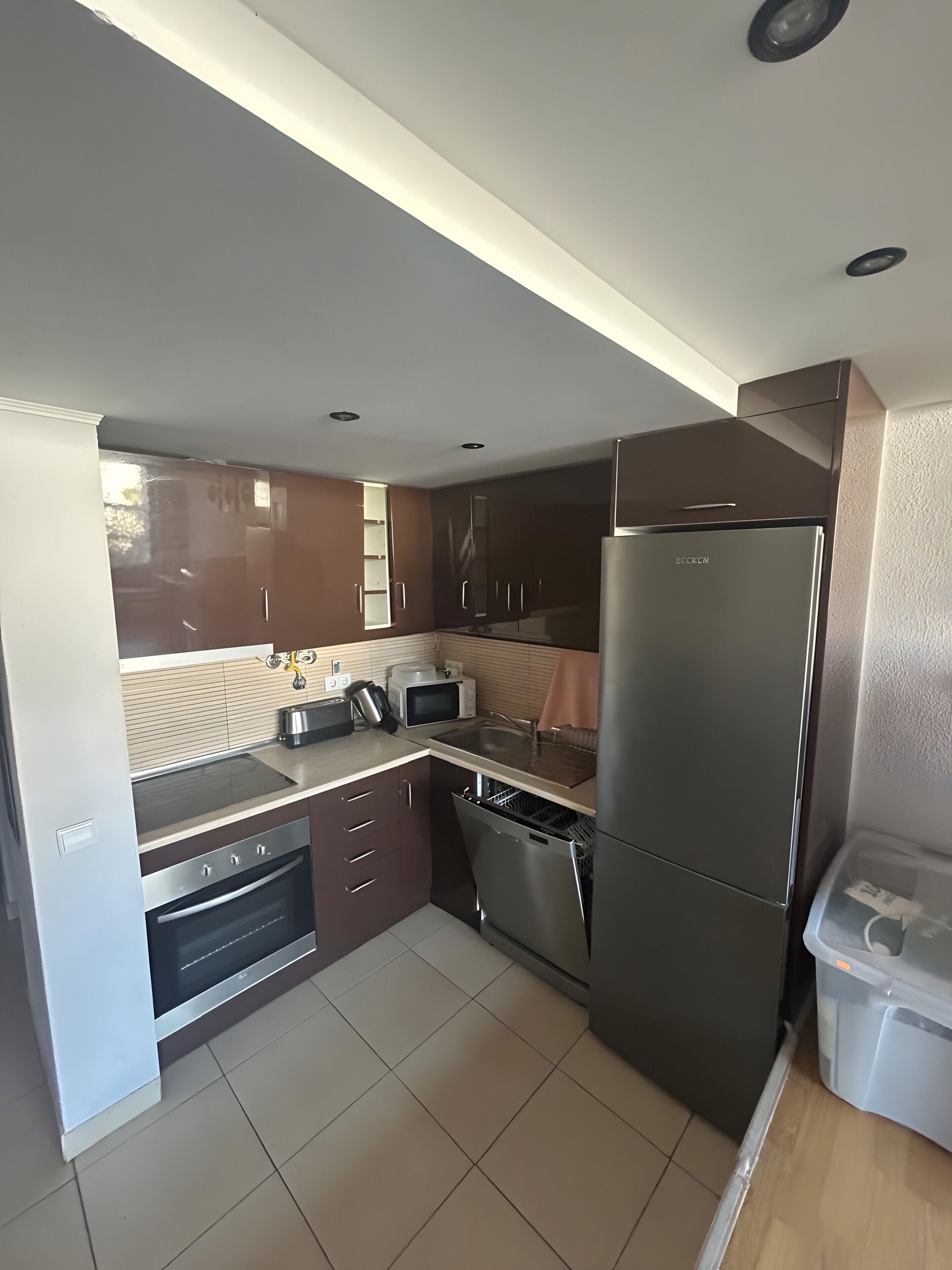 Kühlschrank, Mikrowelle, Herdplatte, Wasserkocher mit Kaffee-/Teezubehör