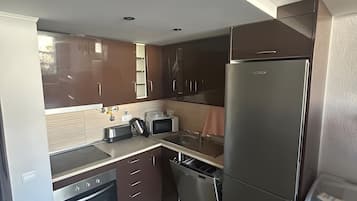 Kühlschrank, Mikrowelle, Herdplatte, Wasserkocher mit Kaffee-/Teezubehör