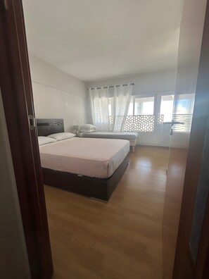 WiFi - 'T1 Sol e Mar' Apartment with Shared Pool, Balcony and Wi-Fi (Albufeira)