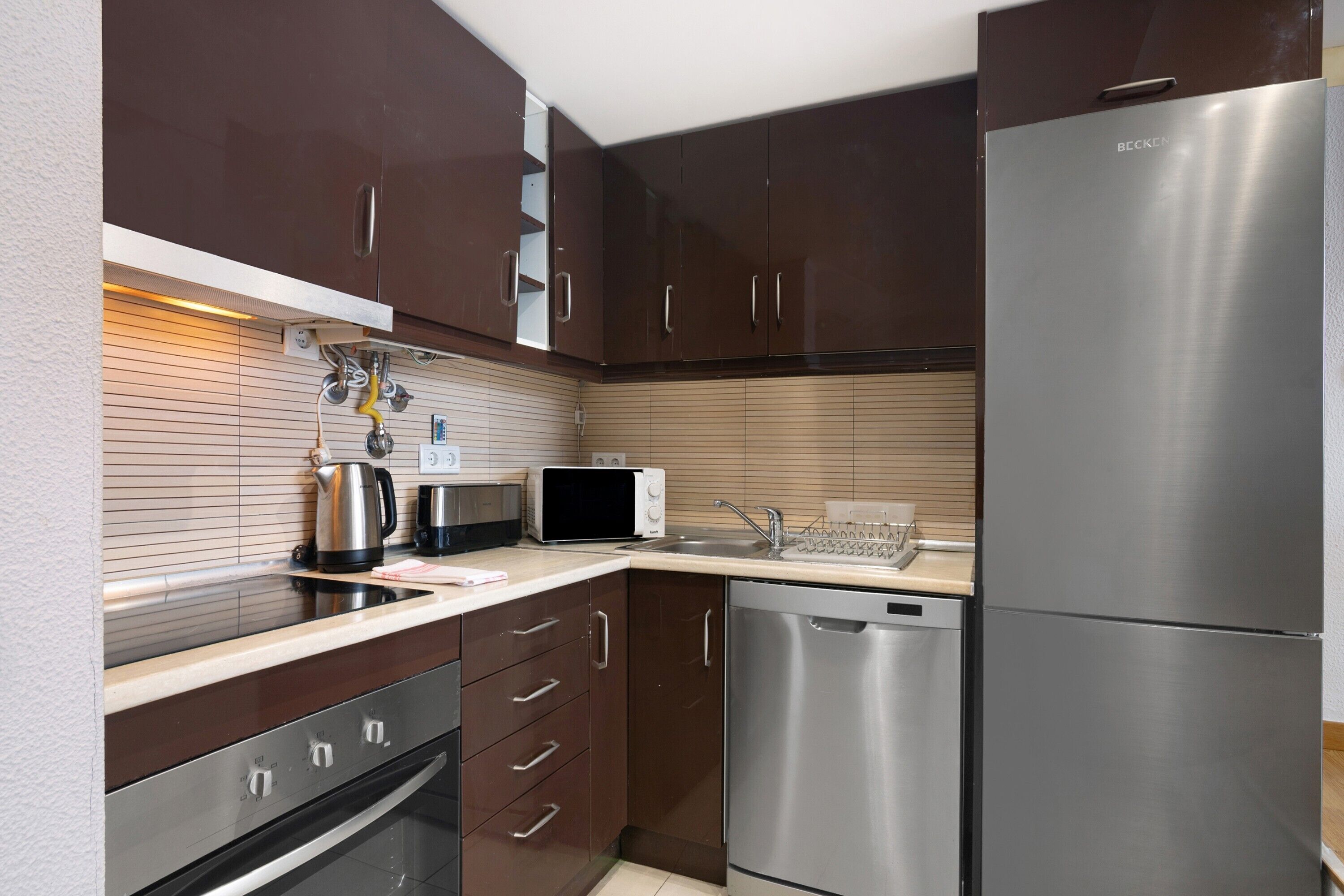 Fridge, microwave, stovetop, dishwasher