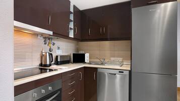 Fridge, microwave, stovetop, dishwasher