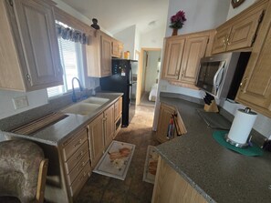 Jääkaappi, mikroaaltouuni, uuni, liesi