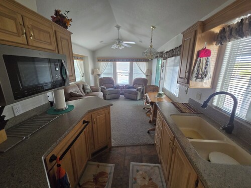 Cozy 1-bedroom home in 55+ Community w/Pool, Gym, Activities & Many Amenities!