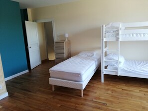 Iron/ironing board, WiFi, bed sheets - Vrbo Property (Moncoutant-sur-Sèvre)