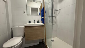 ヘアドライヤー、タオル、石鹸、トイレットペーパー