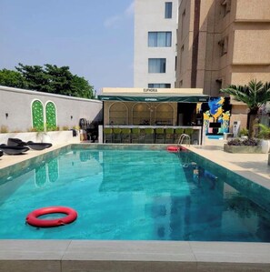 Outdoor pool - Opulent Designer Living Space with Premium Comfort & Style 3-bedroom Ikoyi Lagos (Lagos)