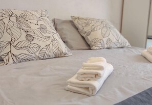 Tabla de planchar con plancha, wifi y ropa de cama 