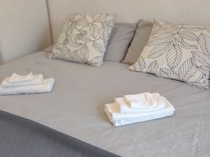 Tabla de planchar con plancha, wifi y ropa de cama 