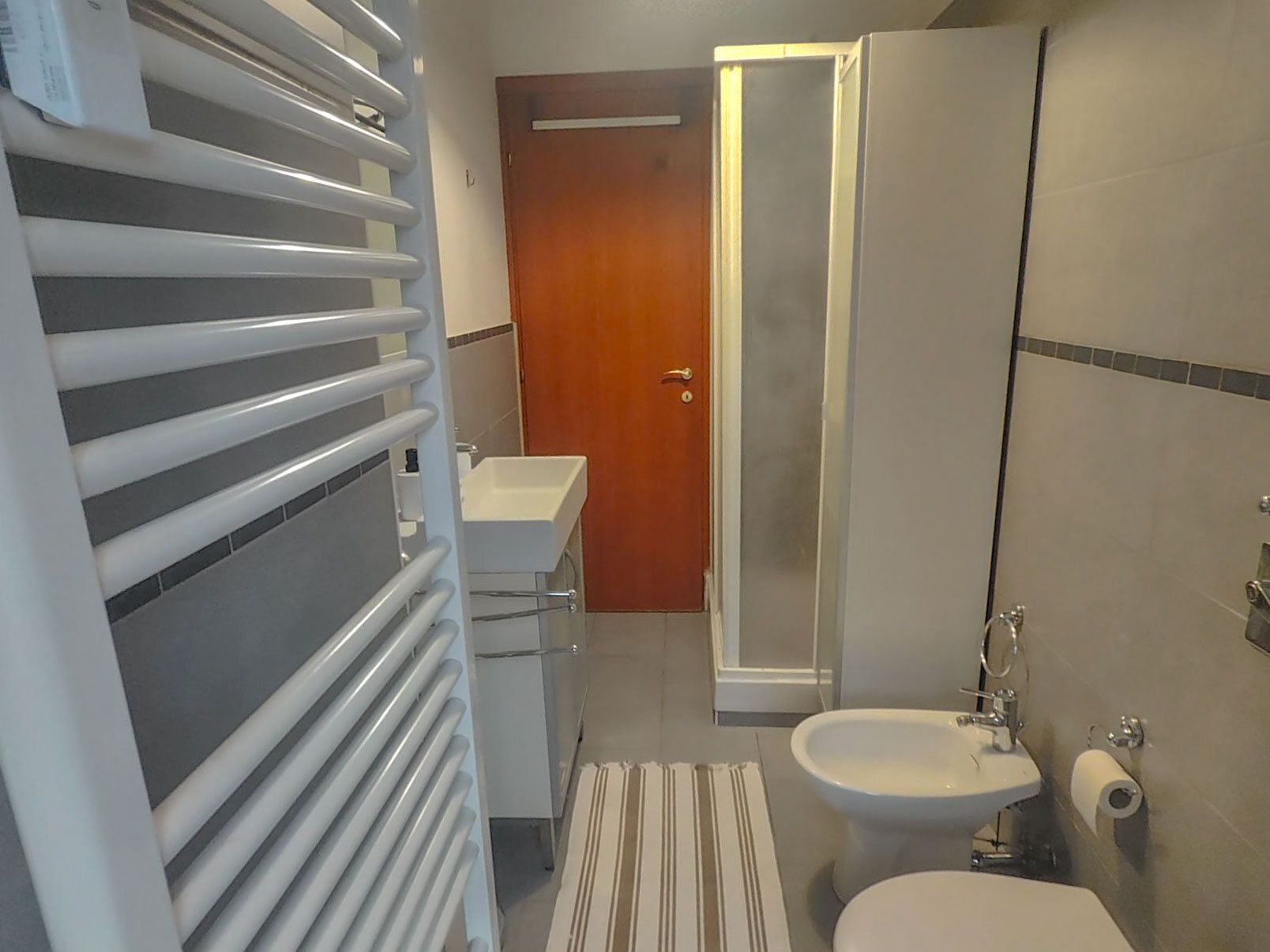 Dusche, Haartrockner, Bidet, Handtücher