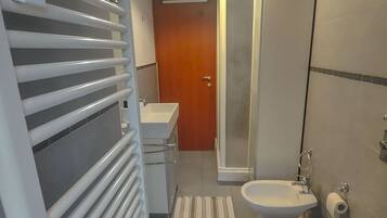 Dusche, Haartrockner, Bidet, Handtücher