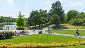 A park with a paved path, benches, and a lake. - Private room quiet North Park Bresso Milan (Bresso)