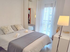 Tabla de planchar con plancha, wifi y ropa de cama 