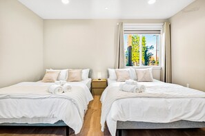 Escritorio, tabla de planchar con plancha, wifi y ropa de cama 