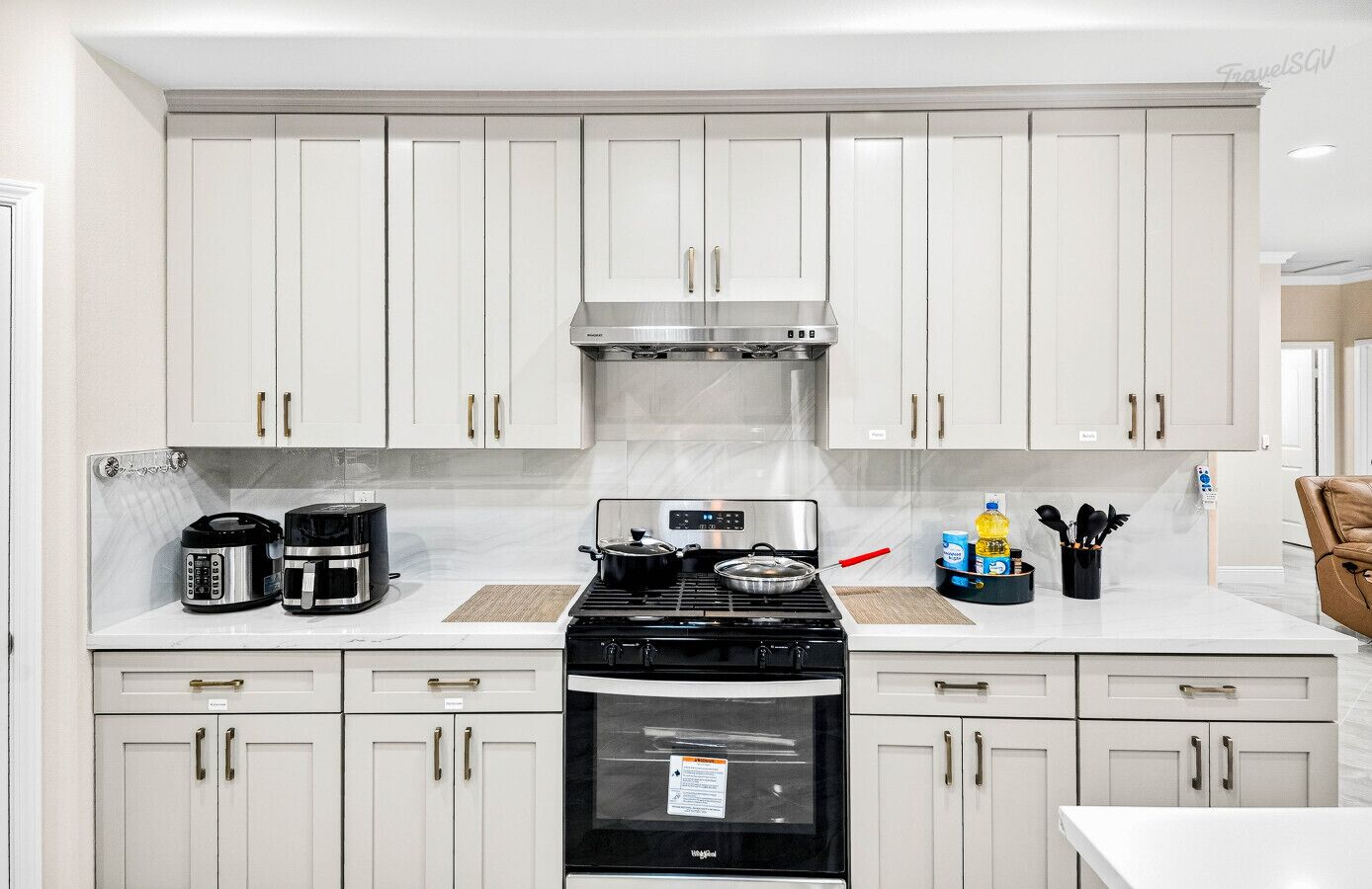 Geladeira, micro-ondas, cooktop, lava-louças