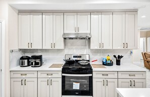 Geladeira, micro-ondas, cooktop, lava-louças