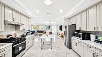 Réfrigérateur, micro-ondes, plaque de cuisson, lave-vaisselle