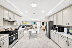 Geladeira, micro-ondas, cooktop, lava-louças