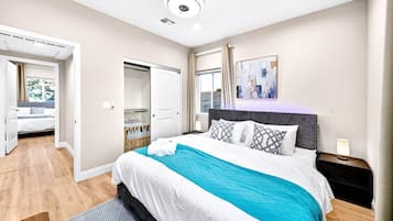 Tabla de planchar con plancha, wifi y ropa de cama