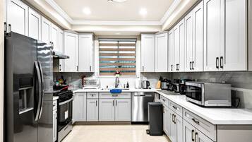 Fridge, microwave, stovetop, dishwasher