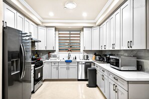 Kühlschrank, Mikrowelle, Herdplatte, Geschirrspüler