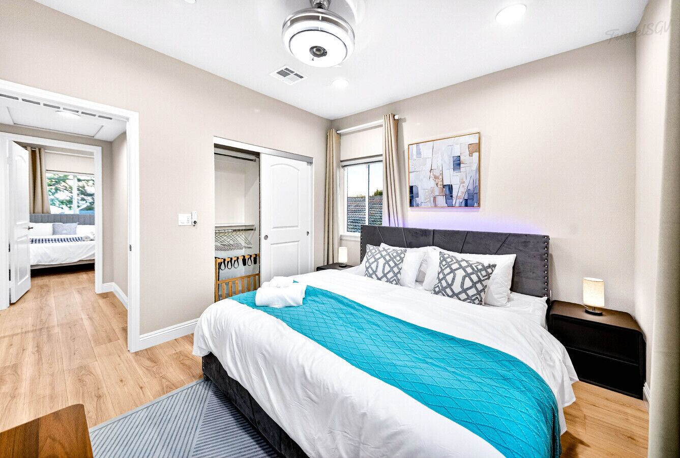 Tabla de planchar con plancha, wifi y ropa de cama 