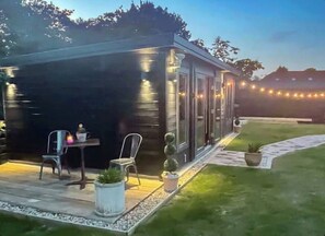 Outdoor dining - Holly’s hidden hideaway is the perfect couples retreat - Hot tub, rural , calm (Maidstone)