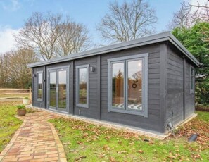 Exterior - Holly’s hidden hideaway is the perfect couples retreat - Hot tub, rural , calm (Maidstone)