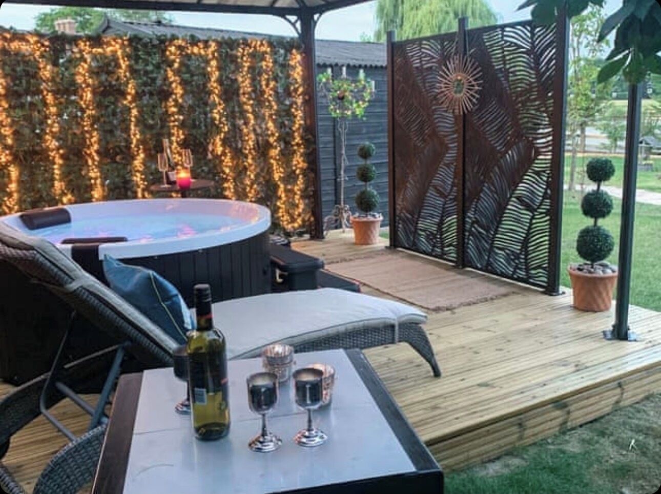 Outdoor spa tub