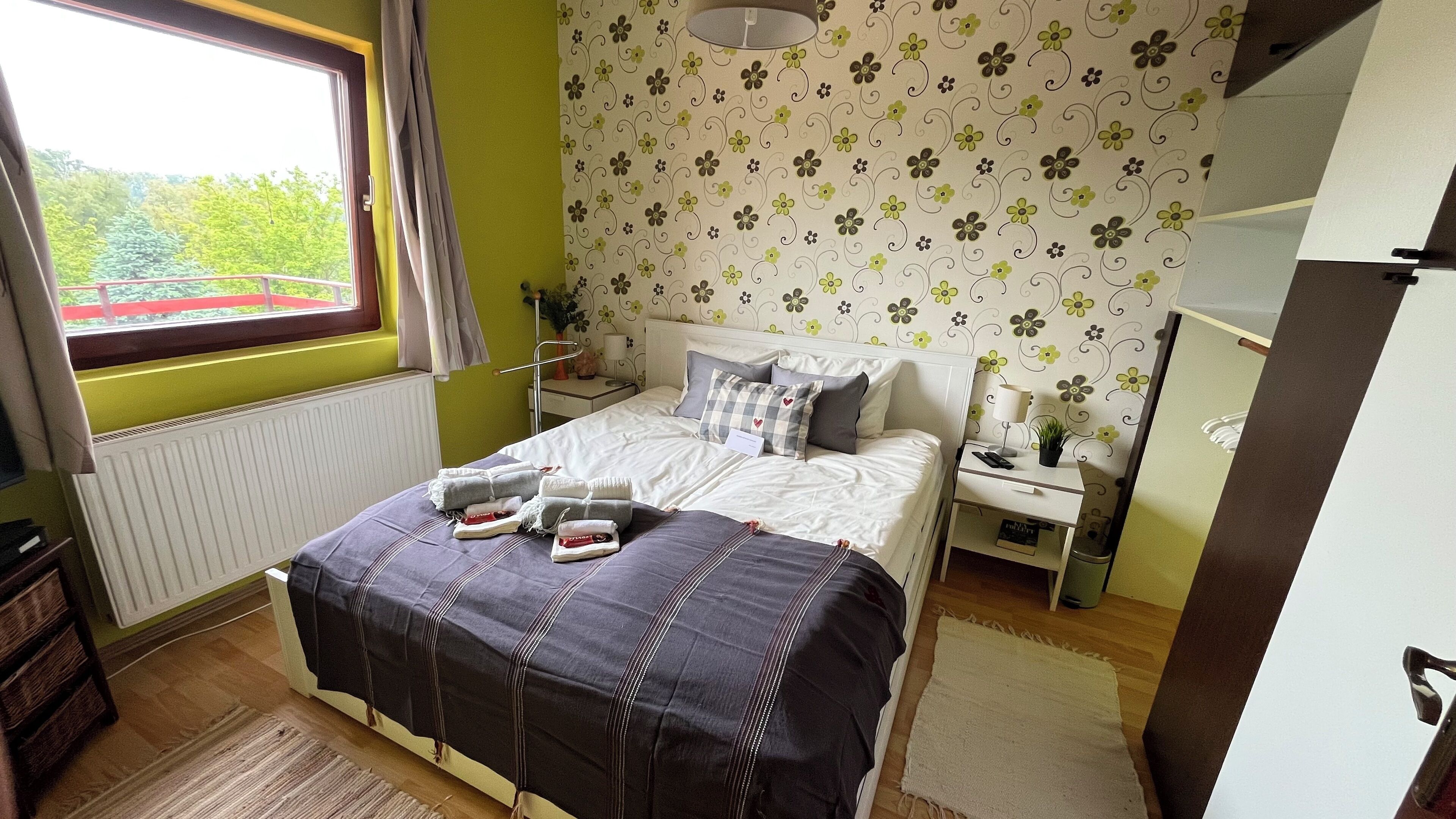 3 chambres, coffres-forts dans les chambres, bureau