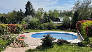 Una piscina al aire libre, una piscina climatizada