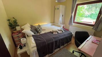 3 間睡房、房內夾萬、書桌、熨斗/熨衫板