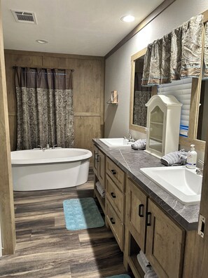 Hårføner, håndklær, såpe og toalettpapir