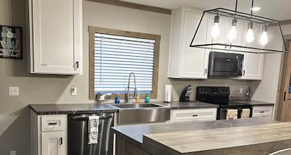 Quaint 3-bedroom house near Anacoco Lake