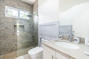 Shower, hair dryer, towels, soap - Exclusiv Garden Villa with Pool - Walk to Playa Conchal (Guanacaste Province)
