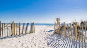 Appartamento, letti multipli (Sunrise Village 118) | Spiaggia | Sulla spiaggia