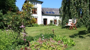 A house with a garden, a lawn, and a chair. - Rural idyll on the edge of the village with sweeping views, not far from Kappeln (Stoltebüll)