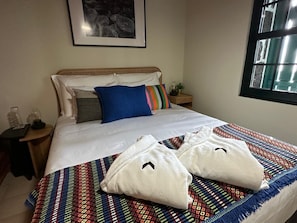 Tabla de planchar con plancha, wifi y ropa de cama